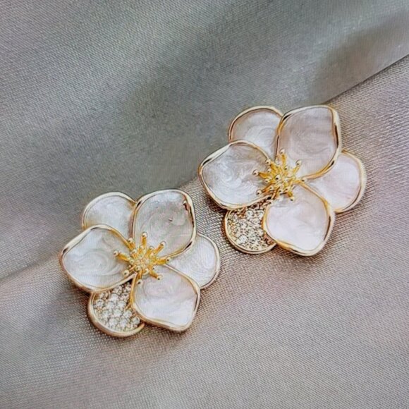 Jewelry - Hibiscus Flower Design Polychrome Stud Earrings White Gold Tone OS New